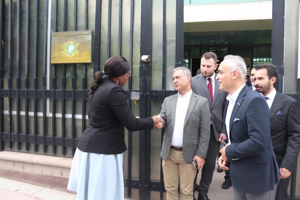 Pegasus Industrie S.A. Kurucu Ortağı ve DEİK-Fildişi Sahili İş Konseyi Başkan Yardımcısı Faruk Yıldırım, DEİK Yürütme Kurulu Üyeleri ile Birlikte Fildişi Cumhuriyeti Büyükelçiliği’ne Önemli Bir Ziyarette Bulundu